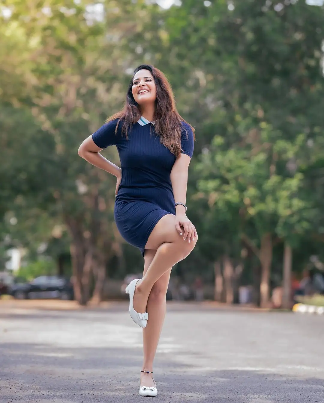 ANASUYA BHARADWAJ MESMERIZING LOOKS LONG LEGS SHOW IN SHORT BLUE GOWN 5
